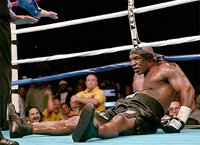 Tyson en el suelo, dentro del ring