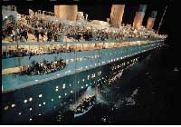 Fotograma de una de las película sobre el Titanic en el momento en que bajan los botes salvavidas.
